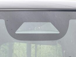 【ホンダセンシング】走行中に前方の車両等を認識し、衝突しそうな時は警報とブレーキで衝突回避と被害軽減をアシスト。より安全にドライブをお楽しみいただけます。