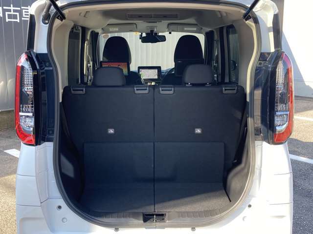後部座席に座れる状態でも荷室はこれだけの広さがあるのでお出かけやお買い物にも重宝します。ついつい買い物しすぎても安心ですね♪