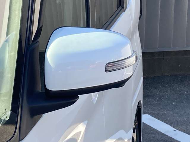 ウィンカードアミラー☆ライトの点滅で対向車、歩行者などに曲がることを知らせることができるので安心・安全につながりますね♪
