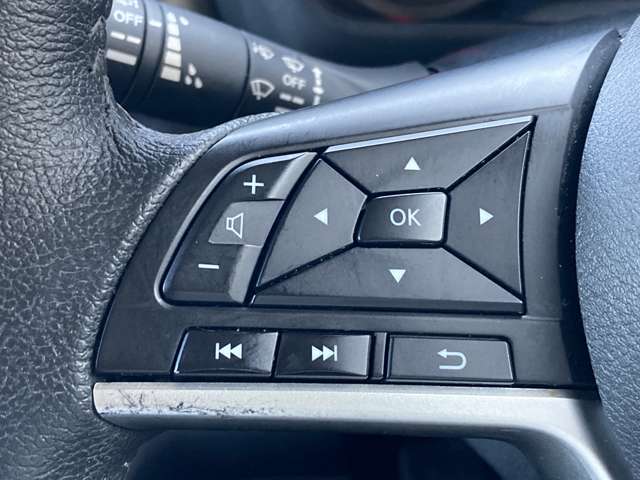 手元でナビの音量調整等が出来るのでナビの操作によるわき見運転を防止することが出来ます。