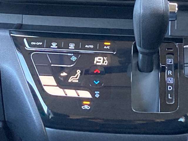 オートエアコンで温度調整も楽チン！四季を問わず快適に運転することが出来ます。