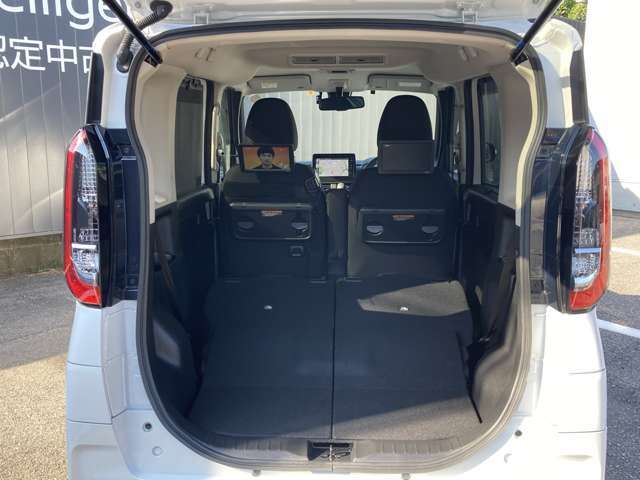 後部座席を倒すと少し長さのある荷物も積載することが出来ます。