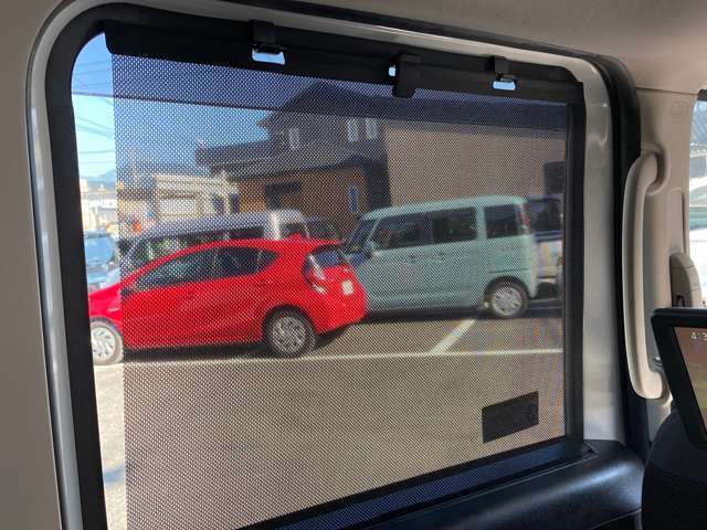 日差しが眩しい時などに引き上げるだけ！内蔵されているので窓を開閉しても巻き込まれないです！