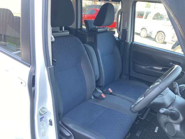 前席です。センターコンソールが無いので車内での左右移動が出来ます。