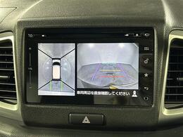 【全方位モニター】まるでクルマを真上から見下ろしたかのような視点で駐車をサポートします！クルマの斜め後ろや真横など、前後左右の4つのカメラの映像が合成されて、モニターに映し出されます。