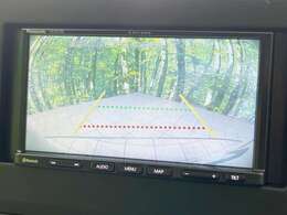 【バックカメラ】駐車時に後方がリアルタイム映像で確認できます。大型商業施設や立体駐車場での駐車時や、夜間のバック時に大活躍！運転スキルに関わらず、今や必須となった装備のひとつで