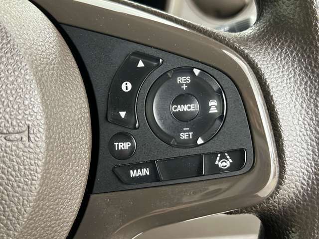 【　アダプティブクルーズコントロール　】設定した車速内で自動で加減速♪先行車との車間距離を適切に維持した追従走行が可能です♪