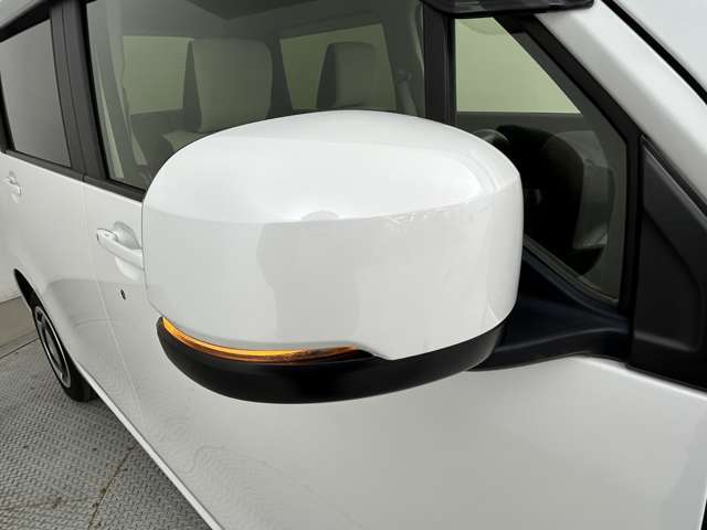 【　電動格納ウインカーミラー　】付いているだけで高級感のUPするウィンカー内臓サイドミラー♪もちろん見た目だけでなく、対向車からの視認性の向上につながり、安全度もUP♪