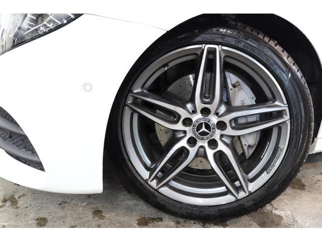 AMG19インチ5ツインスポークアルミホイールを装着しております！放熱性に優れたドリルドブレーキローターやロゴ入りブレーキキャリパーも装備しておりますので、よりスポーティーな印象を受けます！