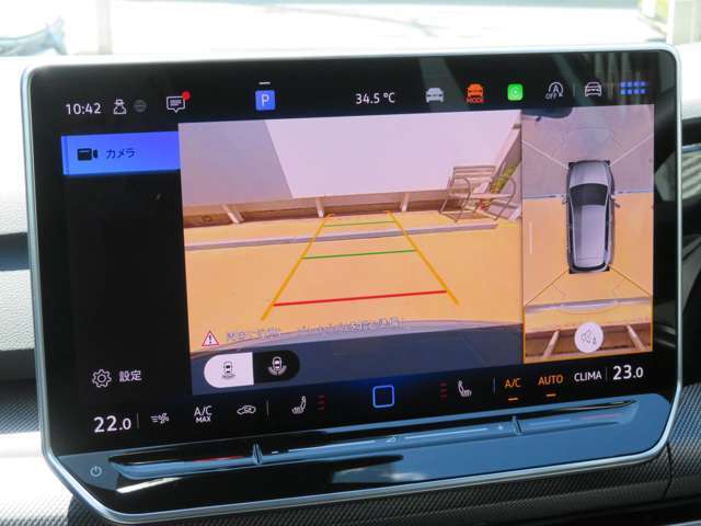 ギアをリバースに入れると車両後方の映像を映し出します。画面にはガイドラインが表示され、車庫入れや縦列駐車の際に安全確認をサポートします☆