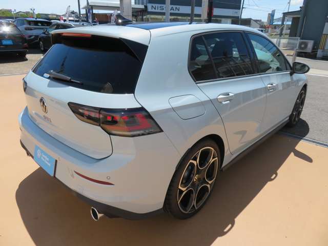 フロントガラスに設置されたカメラにより走行中の車線をモニタリングし、車線の逸脱を検知すると自動的にステアリング補正を行うレーンキープアシストシステムを備えています☆