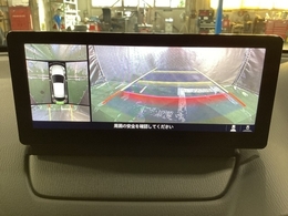 狭い場所での駐車やすれ違いなどでより的確な運転操作に役立つ360°ビューモニターが装備されています。