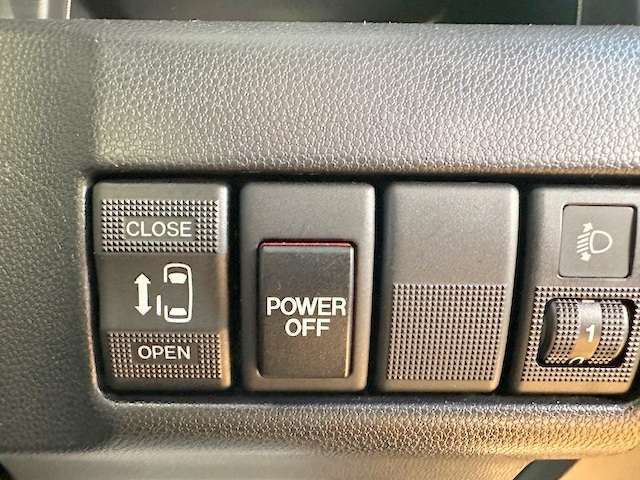 自動ドアのスイッチも運転席にあります！安全確認をしながらの操作が出来ますので、小さなお子様がいても安心ですよ！