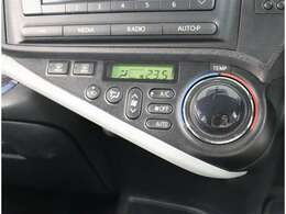 【オートエアコン】一度お好みの温度に設定すれば、車内の温度を検知し風量や温度を自動で調整。何度もスイッチ操作をする必要はありません。快適な車内空間には必須の機能ですね♪