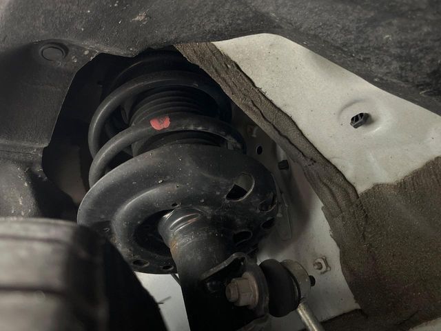 お車を安心してお乗りいただく為には、足回りの定期点検が欠かせません。サービスサポート（有償保証）では無料点検もご提供しており、安心のカーライフをお過ごしいただけるサポート体制が整っています。