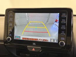 【バックカメラ】駐車時に後方がリアルタイム映像で確認できます。大型商業施設や立体駐車場での駐車時や、夜間のバック時に大活躍！運転スキルに関わらず、今や必須となった装備のひとつです！