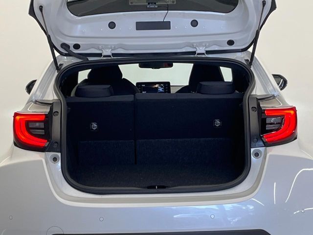 積み下ろしのしやすいデッキにはたっぷりと荷物を積み込んでいただけます。遊びから仕事まで、様々なシーンで頼れます♪