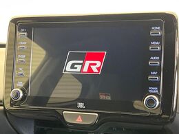 【ディスプレイオーディオ】お持ちのスマホやMP3プレイヤーとの無線接続で音楽再生が可能！コードで繋ぐわずらわしさも無く、手軽にお気に入りの音楽を楽しめます。