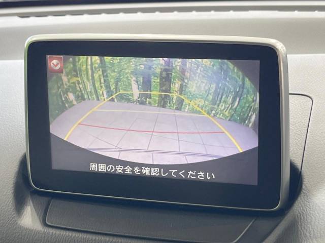 【バックカメラ】駐車時に後方がリアルタイム映像で確認できます。大型商業施設や立体駐車場での駐車時や、夜間のバック時に大活躍！運転スキルに関わらず、今や必須となった装備のひとつです！