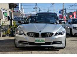 フロントビューは現行風キドニーグリルとカーボンスポイラーで恰好良くお洒落にカスタムしてあります♪