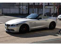 当店オリジナルのピロアッパマウント付き全長調整式の車高調キットを新品にて取付けてあります。前後16段の減衰力調整とフロントはピロアッパーマウントでキャンバー調整も行えセッティングの幅が広がります♪