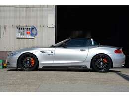 サイドビューはフロント＆リアと同様にカーボンサイドスカートを装着しさらに当店のロゴ入りカーボン調サイドデカールで恰好良くお洒落にカスタムしてあります♪