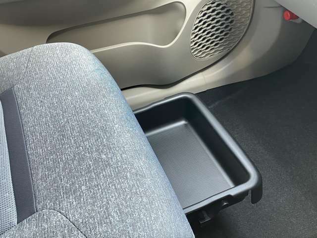 助手席シート下には便利な収納スペースあります！