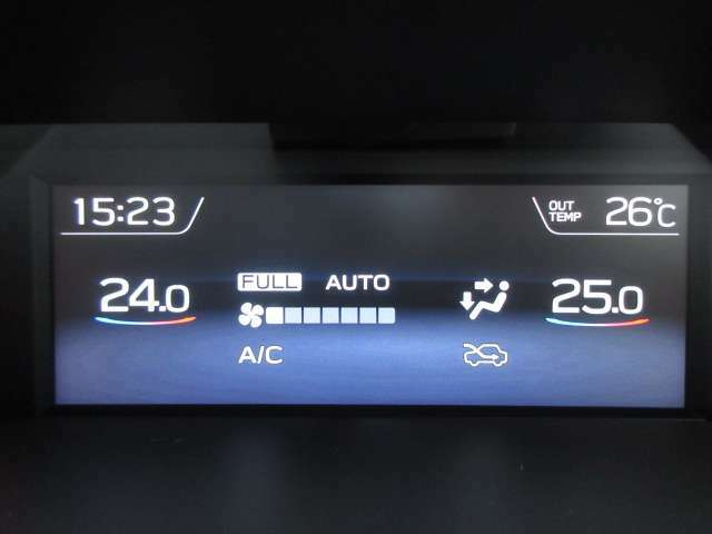 車内の空調は運転席と助手席で温度設定が分けられるデュアルオートエアコンを採用しています！