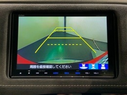 リバースギアに入れるだけで後方の表示へ切り替わります。夜間や雨の日の駐車も楽になりますよ。