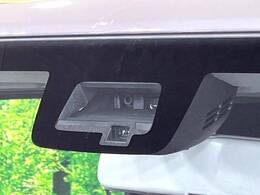 【スズキ　セーフティサポート】走行中に前方の車両等を認識し、衝突しそうな時は警報とブレーキで衝突回避と被害軽減をアシスト。より安全にドライブをお楽しみいただけます。