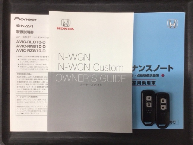 スマートキーは鍵をバッグに入れたままでもドアロックの開閉やエンジンのON・OFFができます。夜間や雨の日も鍵を探さなくて良いので便利です。