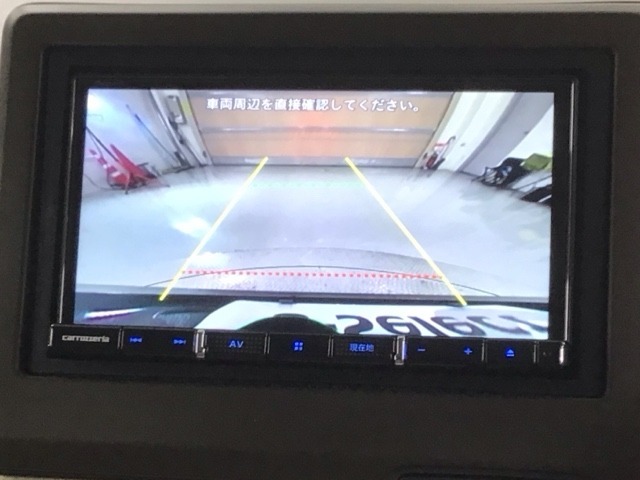 リバースギアに入れるだけで後方の表示へ切り替わります。夜間や雨の日の駐車も楽になりますよ。