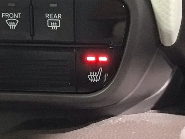 運転席にはシートヒーターが付いています！寒い日に便利な装備ですね。
