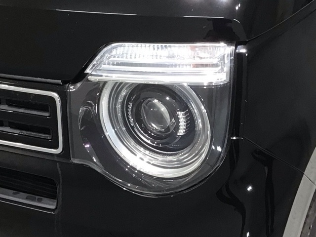LEDヘッドライトは、点灯の瞬間から最大光量を発揮し、突然暗くなるトンネルなどでの安定感を高めます。