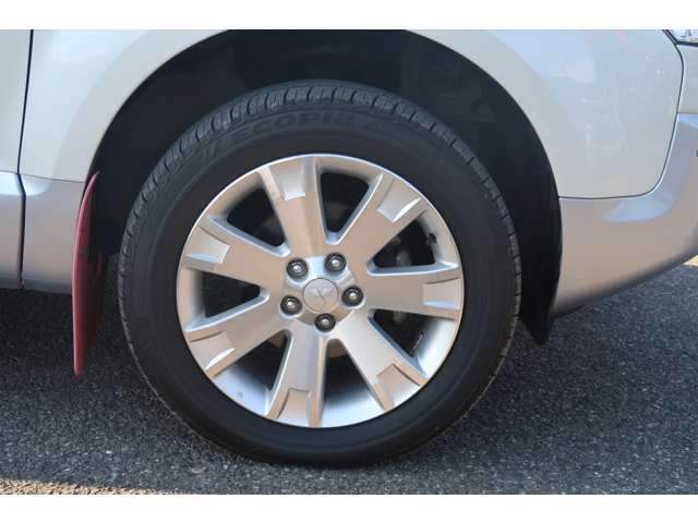 タイヤサイズ 225/55R-18　純正アルミホイール。