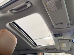 【サンルーフ】ボタンひとつで開閉可能！開放感たっぷりのサンルーフが装着されています！車内に明かりを取り入れたり景色を楽しむ以外にも、よどみがちな車内の空気も簡単に換気できて快適です！