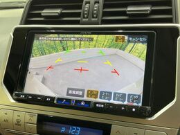 【バックカメラ】駐車時に後方がリアルタイム映像で確認できます。大型商業施設や立体駐車場での駐車時や、夜間のバック時に大活躍！運転スキルに関わらず、今や必須となった装備のひとつです！