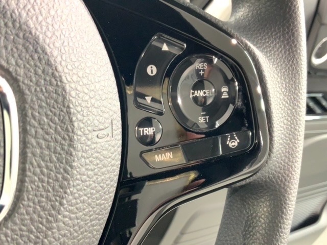 クルーズコントロールを装備しています。高速道路などで一定の速度で走ってくれるので運転が楽ですよ！速度を設定できますので、スピードの出しすぎにも注意できます。