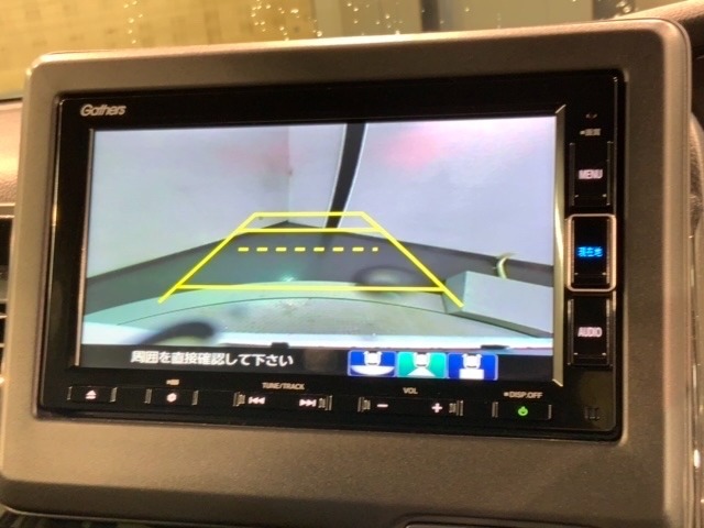 リバースギアに入れるだけで後方の表示へ切り替わります。夜間や雨の日の駐車も楽になりますよ。