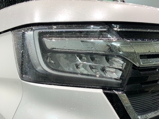 LEDヘッドライトは、点灯の瞬間から最大光量を発揮し、突然暗くなるトンネルなどでの安定感を高めます。