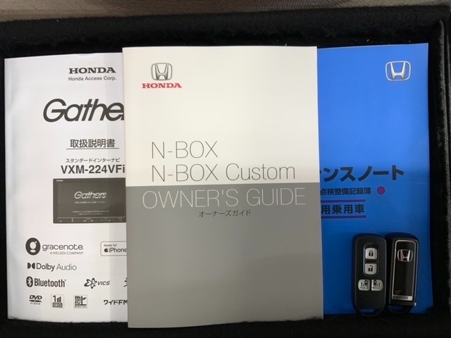 スマートキーは鍵をバッグに入れたままでもドアロックの開閉やエンジンのON・OFFができます。夜間や雨の日も鍵を探さなくて良いので便利です。
