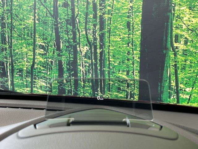 【ヘッドアップディスプレイ】現在の速度や走行情報をデジタル表示で運転席前方のガラスに投影！運転中、目線をずらさず必要な情報を確認できるのでとっても便利で安心！