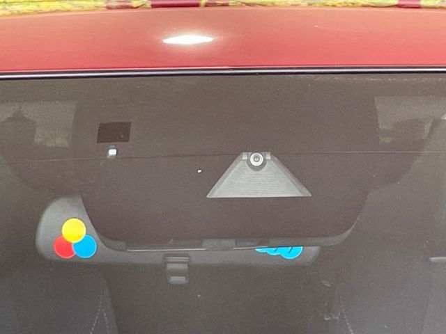 【i-ACTIVESENSE】走行中に前方の車両等を認識し、衝突しそうな時は警報とブレーキで衝突回避と被害軽減をアシスト。より安全にドライブをお楽しみいただけます。