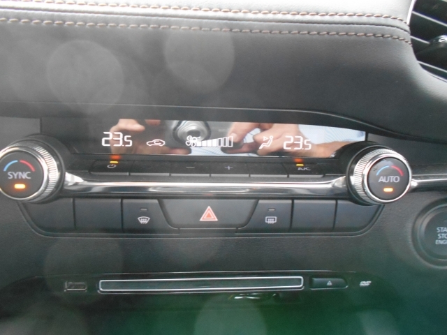 運転席・助手席独立で温度設定が可能なオートエアコン。