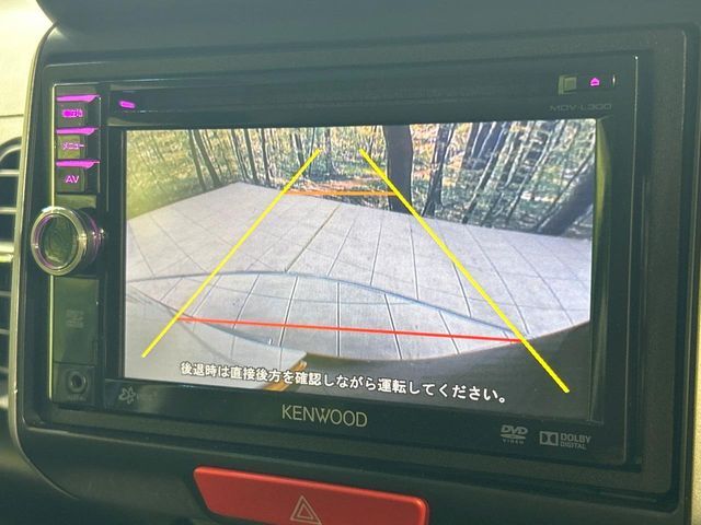 【バックカメラ】駐車時に後方がリアルタイム映像で確認できます。大型商業施設や立体駐車場での駐車時や、夜間のバック時に大活躍！運転スキルに関わらず、今や必須となった装備のひとつです！