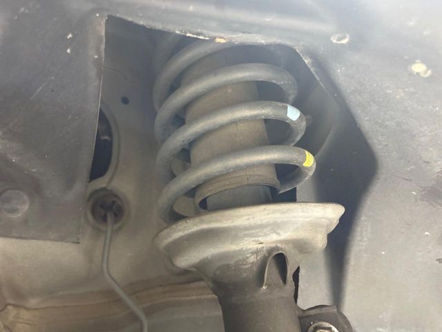 お車を安心してお乗りいただく為には、足回りの定期点検が欠かせません。サービスサポート（有償保証）では無料点検もご提供しており、安心のカーライフをお過ごしいただけるサポート体制が整っています。
