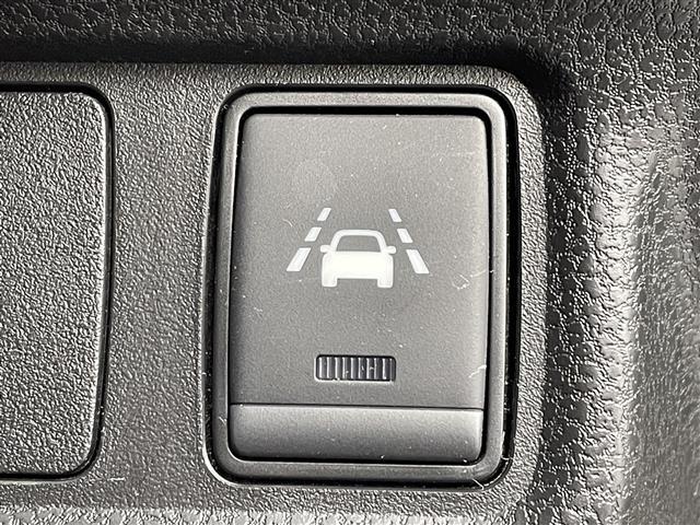 【車線逸脱警報（LDW）】クルマが車線から逸脱しそうになると、はみ出さないように警報音と表示によってドライバーに注意を促します。機能には限界があるためご注意ください。