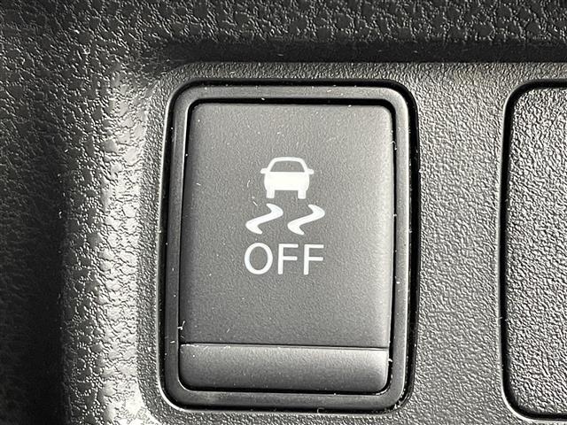 【横滑り抑制機能（VSC）】雨や雪で滑りやすい路面などで横滑りが発生した時、ブレーキとエンジン出力を自動的にコントロールし、優れた車両安定性を実現します！