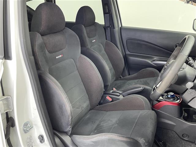 【運転席】座り心地が良いシートなので長時間の運転でも快適にお過ごしいただけます。新品のフロアマットのご注文も可能です。掲載箇所以外にご希望の写真がございましたらお気軽にお問い合わせ下さい。