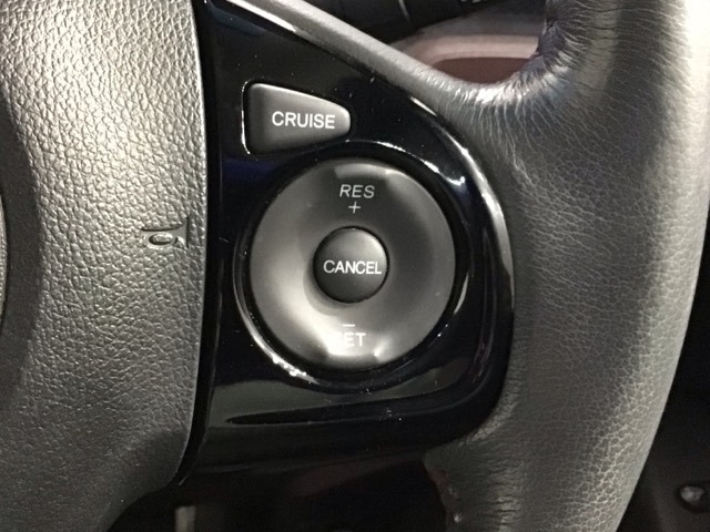 クルーズコントロールを装備しています。高速道路などで一定の速度で走ってくれるので運転が楽ですよ！速度を設定できますので、スピードの出しすぎにも注意できます。